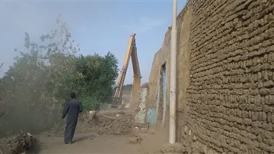 إزالة 5 تعديات على الترع في قرية المدامود بقنا 