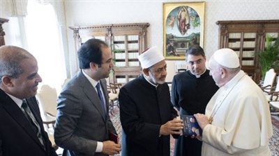 شيخ الأزهر يهدي بابا الفاتيكان نسخة من كتاب 