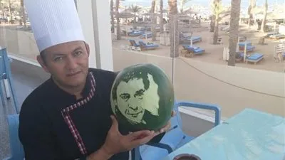 رسم وجهه على بطيخة.. شيف بالغردقة يحتفل بعيد ميلاد الكينج منير (صور)