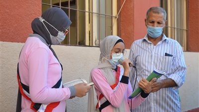 محافظ بورسعيد يشهد طابور الصباح بمدرسة فاطمة الزهراء الإعدادية بنات