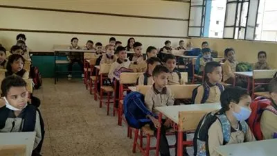 مقاعد جديدة لطلاب الخانكة بعد واقعة افتراش الأرض 