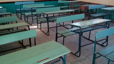 بعد جلوس الطلاب على الأرض.. 