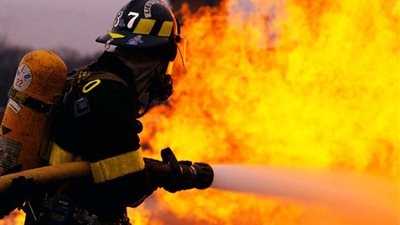 السيطرة على حريق مروع نشب في مخزن بمدينة قنا