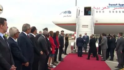 لحظة وصول السيسي إلى بودابست للمشاركة في قمة دول تجمع 