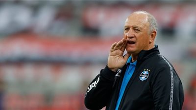 جريميو البرازيلي يتخلى عن مدربه سكولاري 