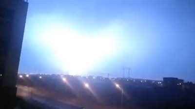 برق ورعد يضرب 