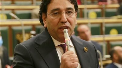 سؤال لوزير التعليم بشأن فتح باب التطوع وتجاهل أزمة الـ36 ألف معلم