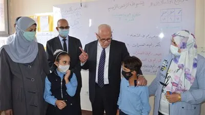 محافظ بورسعيد يشهد انتظام العملية التعليمية بمدرسة الجرابعة الابتدائية