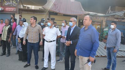 محافظ القليوبية يشهد إزالة 14 محلا مخالفا على نيل بنها (صور)