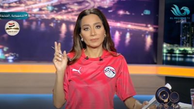 بسمة وهبة ترتدي قميص المنتخب الوطني على الهواء 