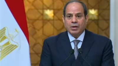 السيسي يضع إكليلًا من الزهور بالنصب التذكاري في ميدان الأبطال ببودابست 