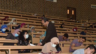 القائم بعمل رئيس جامعة سوهاج يتفقد امتحانات طلاب طب بشري 