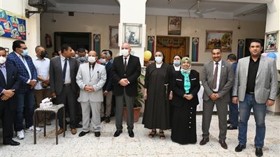 محافظ قنا يشهد تحية العلم والسلام الجمهوري بمدرسة الراهبات الفرنسيسكانيات 