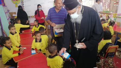كعادته.. القمص يؤنس أديب يوزع حلاوة المولد النبوي على التلاميذ بالبحر الأحمر (صور)