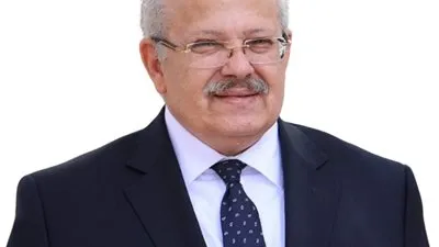 رئيس جامعة القاهرة يستعرض أحدث تقرير حول القياسات البيئية لملوثات الهواء 