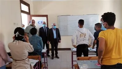 محافظ بورسعيد يتفقد العملية التعليمية بمدرسة ظهر للتكنولوجيا التطبيقية 
