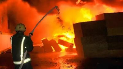 انتداب المعمل الجنائي لرفع الأدلة من موقع حريق محول كهرباء في حلوان