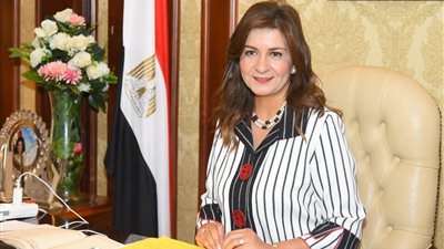 فتاة تتقلد منصب وزيرة الهجرة لمدة يوم ضمن مبادرة 