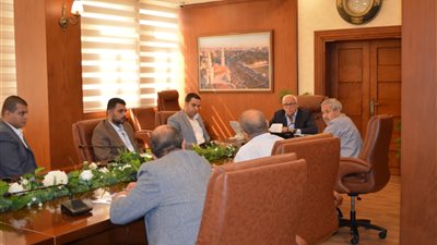 محافظ بورسعيد يتابع سير العمل بمصانع الجنوب (صور)