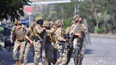 الجيش اللبناني يطلق النار على بنايات يشتبه في تحصن مسلحين بها