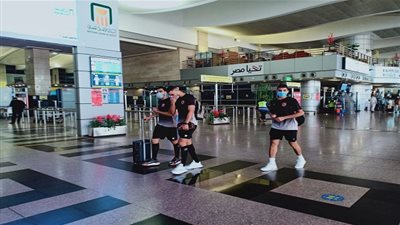 بعثة الأهلى تصل مطار القاهرة للسفر إلى النيجر وملاقاة الحرس الوطني 