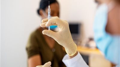 لجنة مكافحة كورونا تكشف حقيقة تأثير اللقاحات على الصحة الإنجابية (فيديو)