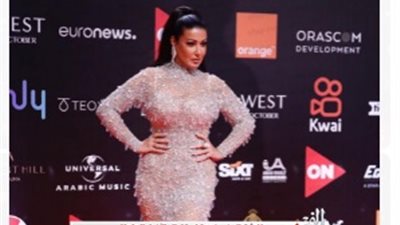 على طريقة رانيا يوسف.. سمية الخشاب بفستان جرئ في حفل افتتاح الجونة السينمائي