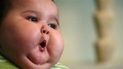 استشاري: هذا سبب إصابة الأطفال الرضع بالسمنة (فيديو)