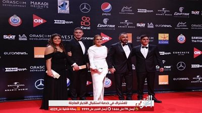 هند صبري تسلم النجم أحمد السقا جائزة مهرجان الجونة