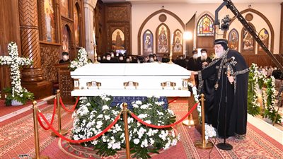 صلوات تجنيز مثلث الرحمات الأنبا كاراس بالكاتدرائية بحضور البابا تواضروس