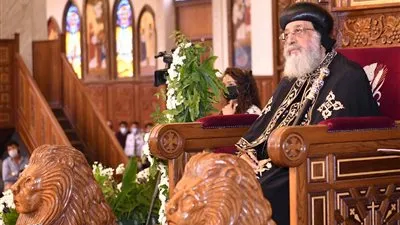 39 من أعضاء المجمع المقدس في صلوات تجنيز مثلث الرحمات الأنبا كاراس 