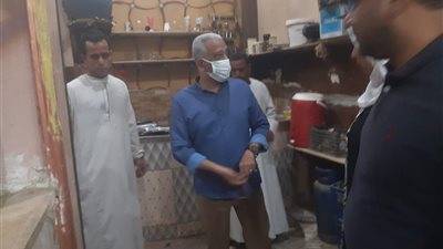 بأمر المحافظ.. سكرتير بني سويف يتابع إلتزام المحلات بالمواعيد الشتوية 