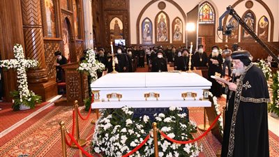 نقل جثمان المتنيح الأنبا كاراس إلى نقادة لدفنه 