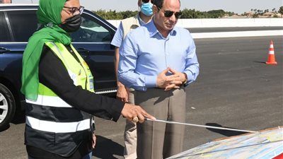 الرئيس السيسي يتفقد أعمال تطوير الطرق والمحاور الجديدة بالقاهرة الكبرى (فيديو)