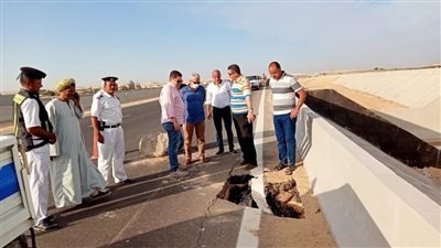 محافظ بنى سويف يوجه بسرعة إصلاح هبوط مفاجئ بالطريق الصحراوي الغربي (صور) 