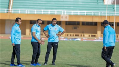 موسيماني يعاين أرضية ملعب الجنرال سيني قبل مواجهة الحرس الوطني