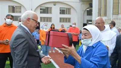 محافظ بورسعيد يشارك طلاب مدرسة سانت ماري طابور الصباح 
