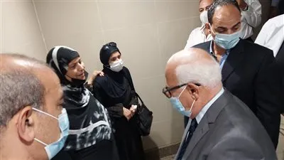 محافظ بورسعيد يتابع سير العمل بمستشفى السلام