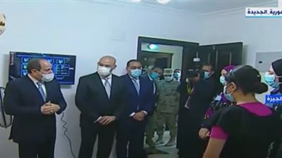 شاهد.. ماذا فعل السيسي مع أسرة داخل إحدى الوحدات البديلة للعشوائيات