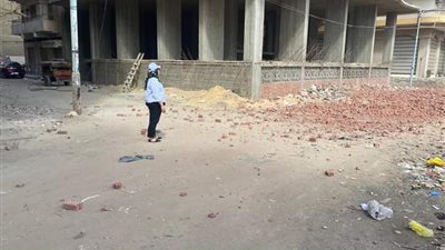 إزالة الدور التاسع العلوي لعقار مخالف في المنصورة 