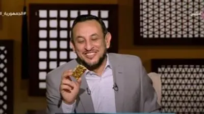 أزهري يظهر بحلاوة المولد على الهواء ردا على فتاوى التحريم (فيديو)