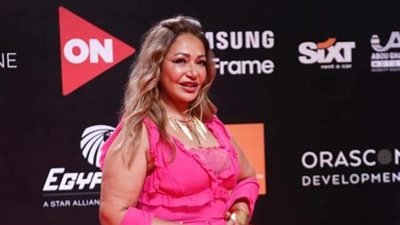 ليلى علوي تغازل جمهورها بإطلالة أنيقة في ثاني أيام الجونة السينمائي