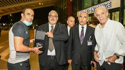 سيد عبد الحفيظ يهدي درع الأهلي لسفير مصر في النيجر