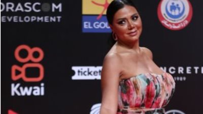 رد فعل رانيا يوسف عندما طالبها أحد المصورين برفع فستانها