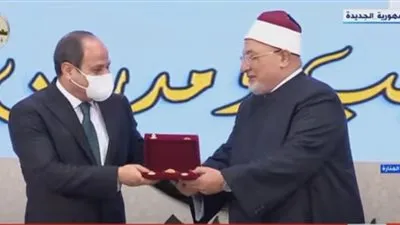 السيسي يكرم عددا من علماء الدين لجهودهم في مجال الدعوة