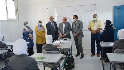محافظ بورسعيد يتابع انتظام الدراسة بمدرسة ثانوية فنية للتمريض بنات  