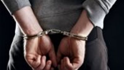 استمرار حبس صاحب محل لحيازته على مشروبات كحولية مجهولة المصدر بالمنيرة