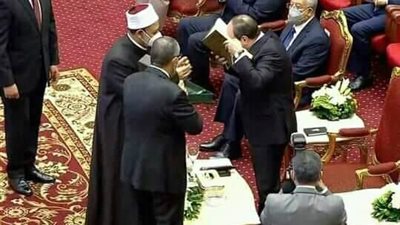 استغرق العمل فيه 20 عامًا.. الإمام الأكبر يهدي الرئيس السيسي مصحف الأزهر