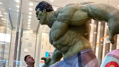 برفقة الرجل الاخضر..أحمد الفيشاوي  يبهر جمهوره