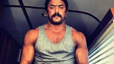 أحمد العوضي يؤدي تمارين شاقة في حجرة الكيك بوكسينج